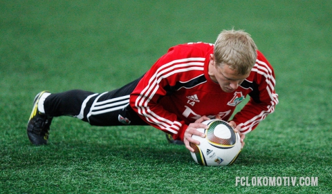 Защитник Игорь Смольников и полузащитник