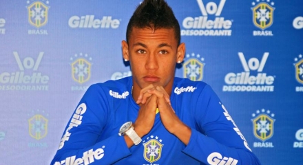 Неймара закидали камнями и апельсинами в