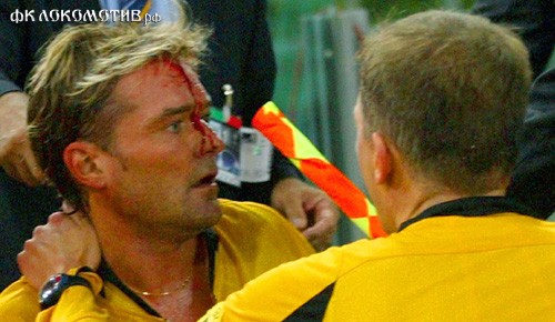 16 предметов, которые выбрасывали на поле