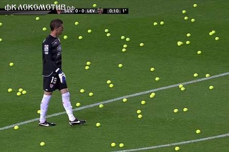 16 предметов, которые выбрасывали на поле