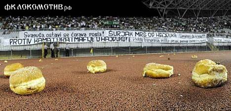 16 предметов, которые выбрасывали на поле