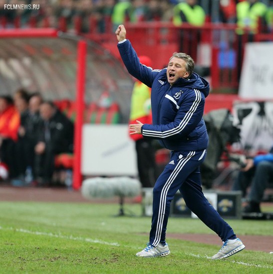 Петреску показывает карточку – и неважно, что он тренер, а не судья