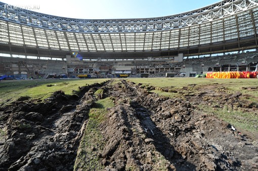 Нам стройка и жить помогает…