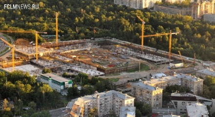 Нам стройка и жить помогает…