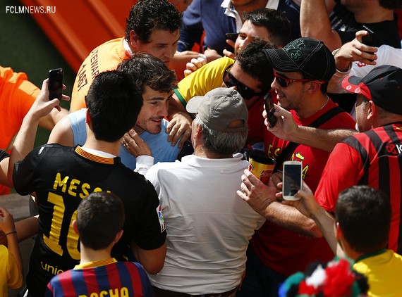 Икер Касильяс после матча пообщался с болельщиками. Источник: Reuters