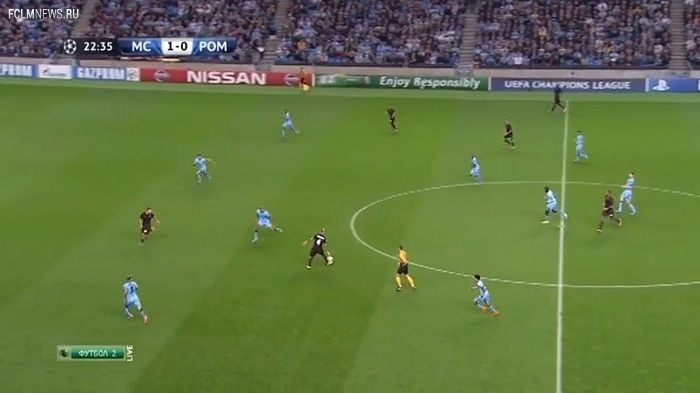 Вторник. Манчестер. "Манчестер Сити" - "Рома" - 1:1. Начало голевой комбинации гостей. В центре с мячом - Раджа НАЙНГГОЛАН. Скриншот НТВ Плюс