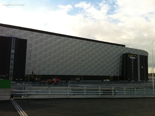 Стадион «Френдс Арена» можно увидеть при подъезде к станции Сольна