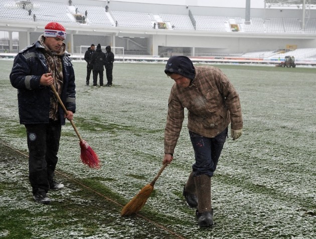 Люди с вениками на подмогу. Фото ТАСС