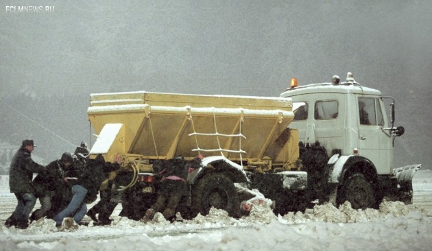 Футбольное поле пытаются привести в порядок. Фото ИТАР-ТАСС
