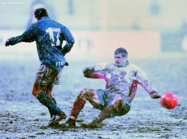 Ахрик Цвейба (справа) играет против Дель Пьеро. Фото ТАСС