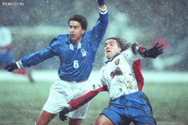 Алессандро Костакурта бьется с Сергеем Юраном под аккомпанемент снегопада. Фото ТАСС