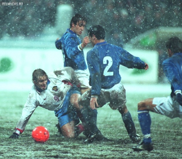 Юран ведет борьбу за мяч с ошарашенными погодой итальянцами. Фото ТАСС