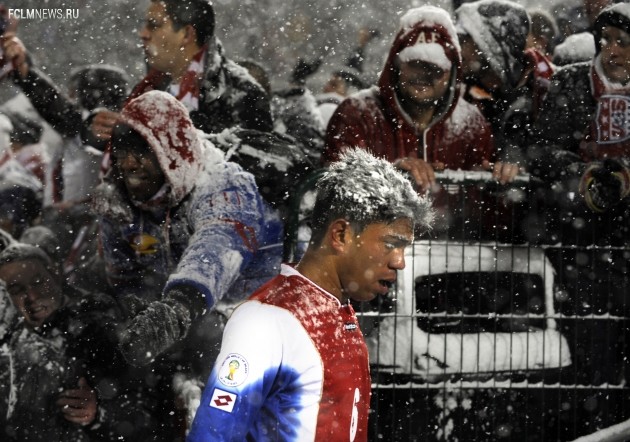 Костариканский футболист Хуан Диего Мадригал на самом деле не седой — это у него снег на голове. Фото AP