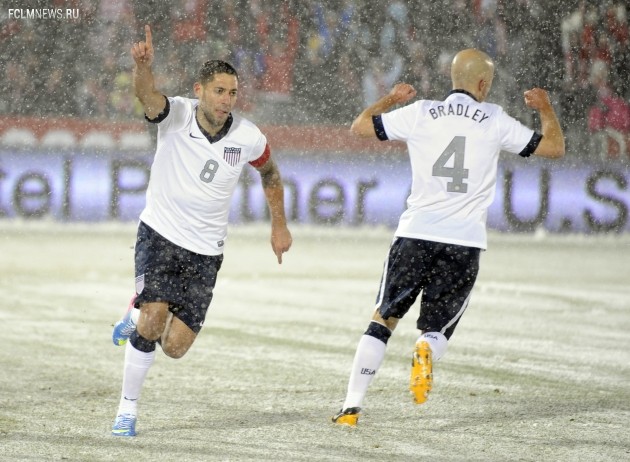 Клинт Дэмпси (слева) только что забил победный гол. Фото AP