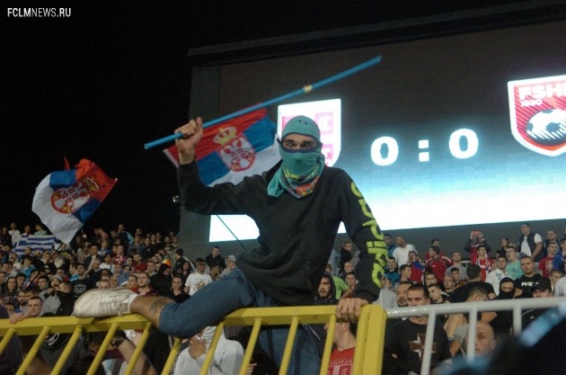 Агрессивно настроенный болельщик сборной Сербии. Фото Global Look Press.