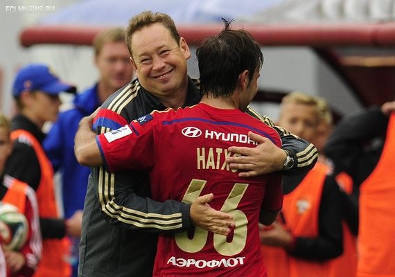 Штатный пенальтист армейцев Бибрас Натхо в объятиях Леонида Слуцкого Источник: Sovsport.ru