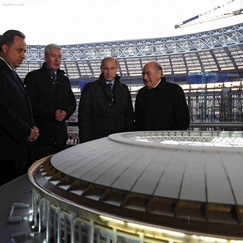 28 октября. Москва. Лужники. Виталий МУТКО, Сергей СОБЯНИН, Владимир ПУТИН и Зепп БЛАТТЕР. Фото - AFP