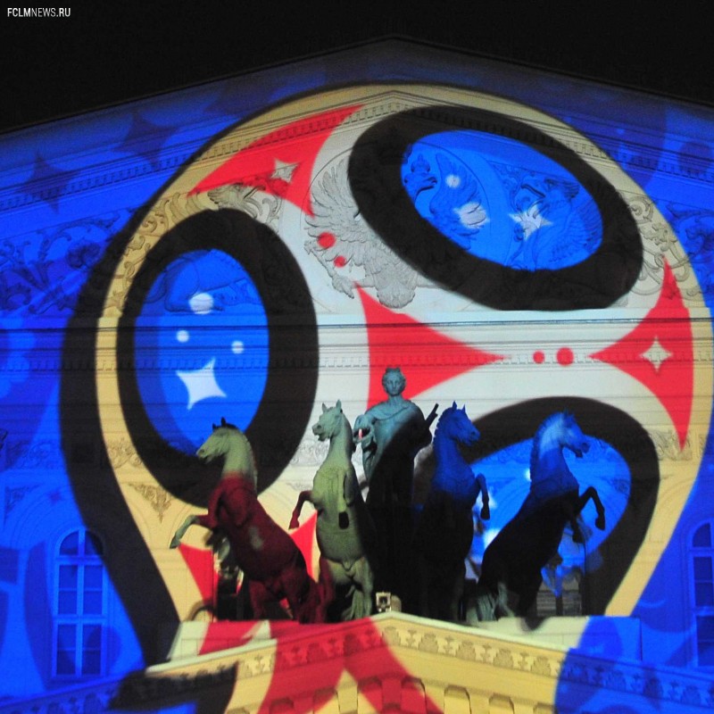 28 октября. Москва. Эмблема ЧМ-2018 на фасаде Большого театра. Фото - Антон СЕРГИЕНКО, "СЭ"