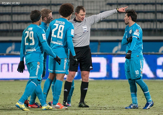 Пинок под зад, тычок в грудь: как ссорились футболисты и судьи