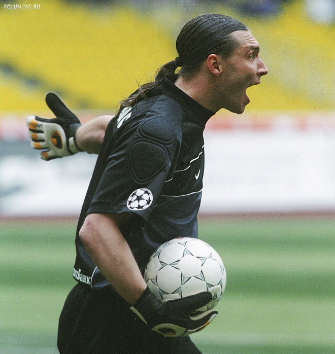 Пинок под зад, тычок в грудь: как ссорились футболисты и судьи