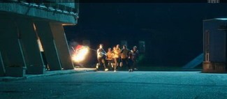 Так в сериале «Физрук» фанаты «Ростова» сожгли флаг «Локо». Кадр ТНТ Так в сериале «Физрук» фанаты «Ростова» сожгли флаг «Локо». Кадр ТНТ