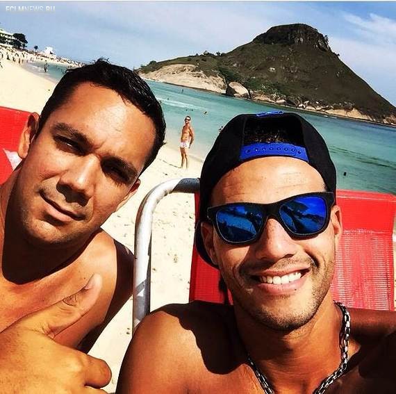 «Лучшее место в мире», - гласит подпись под селфи Жоао вместе с другоЛм.