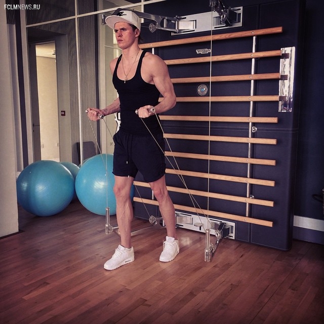 Пока рубль падает. Как отдыхают футболисты