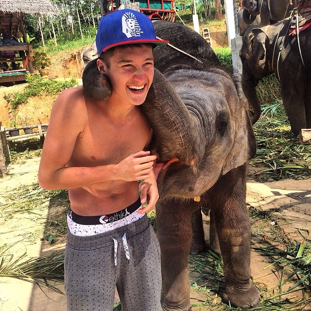 Пока рубль падает. Как отдыхают футболисты