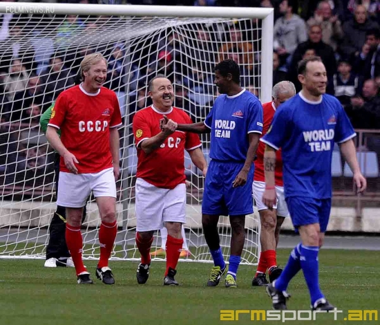 Сборная СССР сыграла вничью со Сборной Мира (фото)