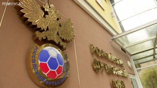 Новый тренер футбольной сборной России будет получать зарплату в рублях