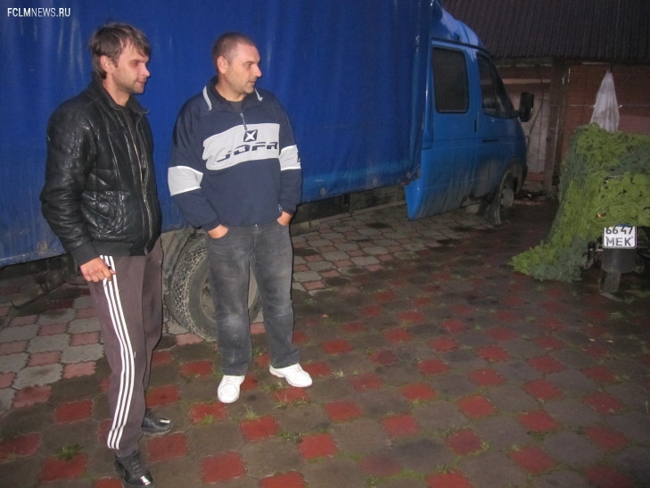 На этом грузовичке Алексей Бугаев (слева
