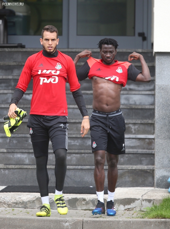  Матрёшка Чорлуки, пронзительный взгляд Майкона и силач Галаджан. Фото тренировки