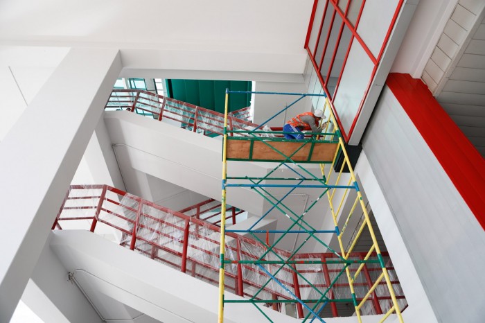 На стадионе продолжаются покрасочные раб