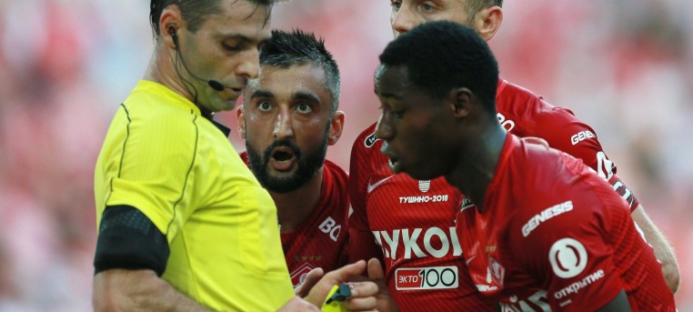 Желтые карточки, показанные полузащитник