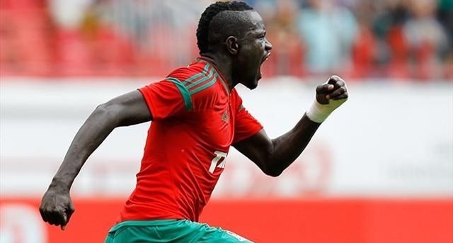 Нападающий «Эвертона» Байе Умар Ниасс, в