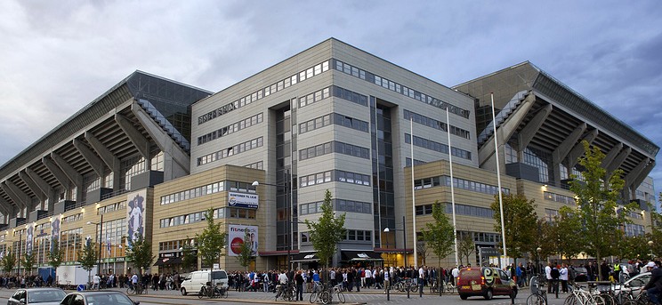 Крыша стадиона Parken, на котором пройде