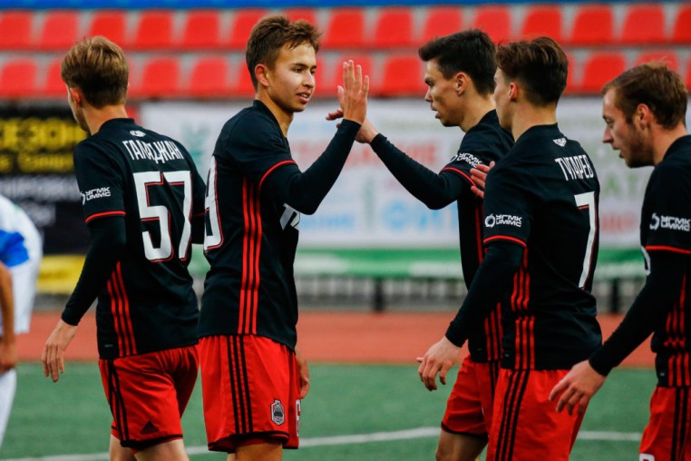 В 16-м и последнем в этом году туре ПФЛ 