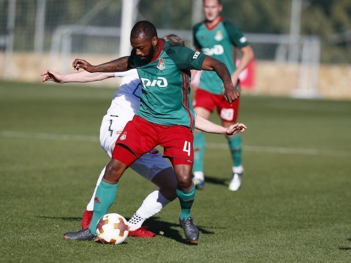 Игра соперника в три центральных защитни