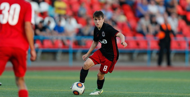 Полузащитник «Казанки» Иван Галанин и на