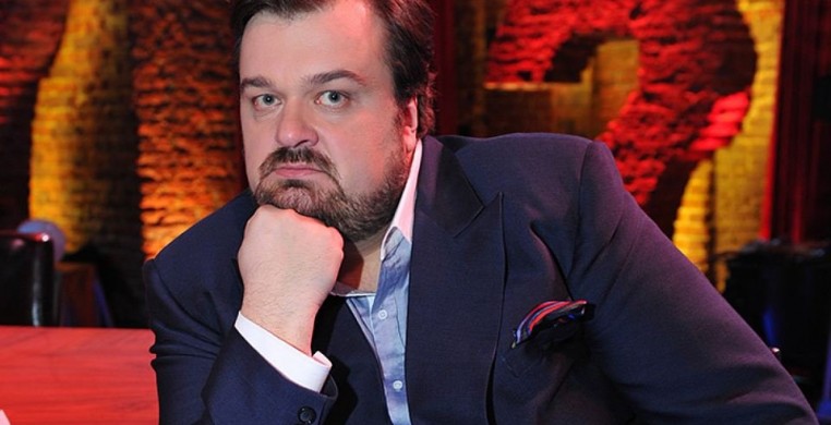 Футбольный комментатор Василий Уткин под