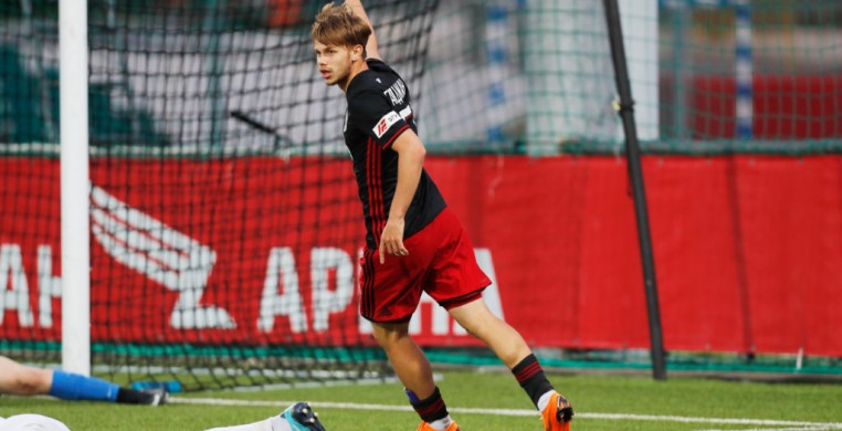 За четыре тура до конца сезона борьба за