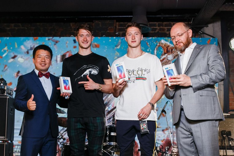 Vivo представила дизайн смартфона V9, посвященный чемпионству «Локомотива»