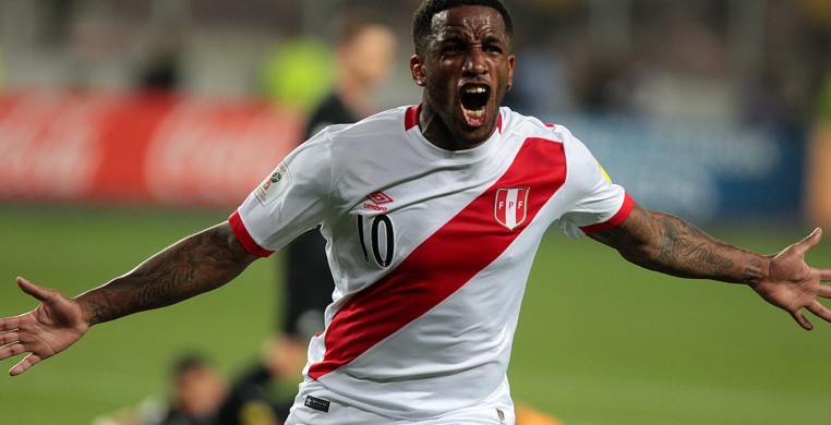 Форвард сборной Перу Джефферсон Фарфан п