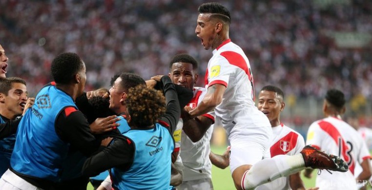 Команда Перу в товарищеском матче победи