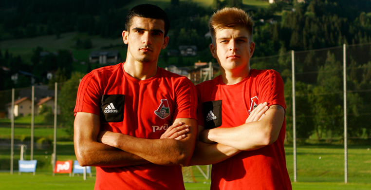 Футболисты молодёжной команды Алексей Ми