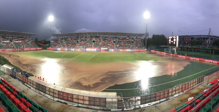 Сегодня должен был состояться матч любит