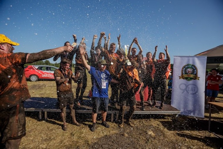 Нелегкая эта работа. Россия – лучшая в Европе в футболе на болоте!