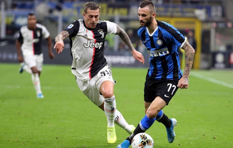 Футбольный клуб Ювентус на выезде выигра