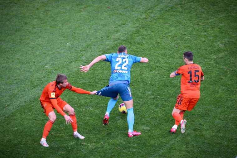 УЕФА хочет доиграть сезон. К каким проблемам это приведет