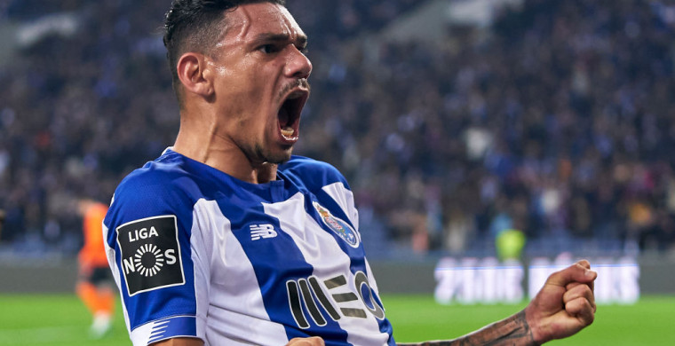 Легенда португальского футбола Деку, явл